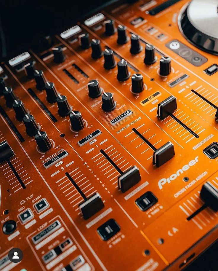 DJ